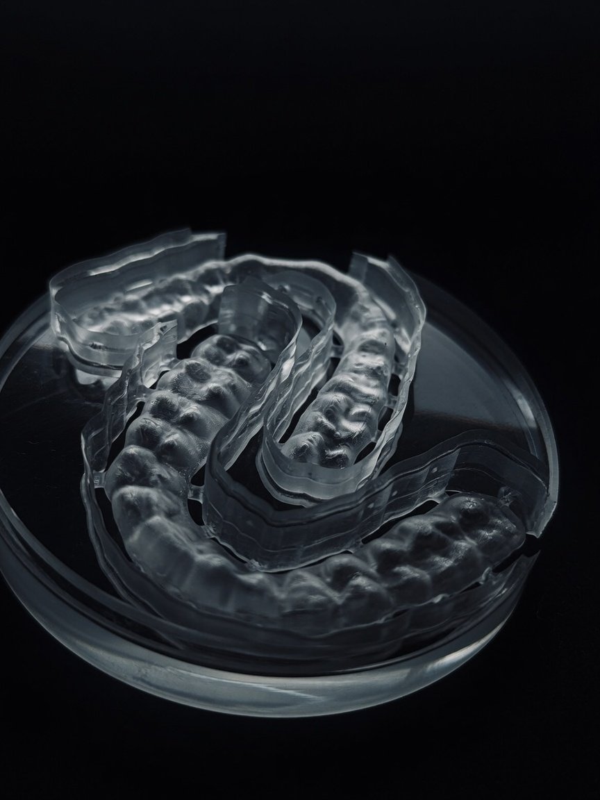 Guardas oclusales fresadas en PMMA de grado dental, transparentes, en placa de Petri